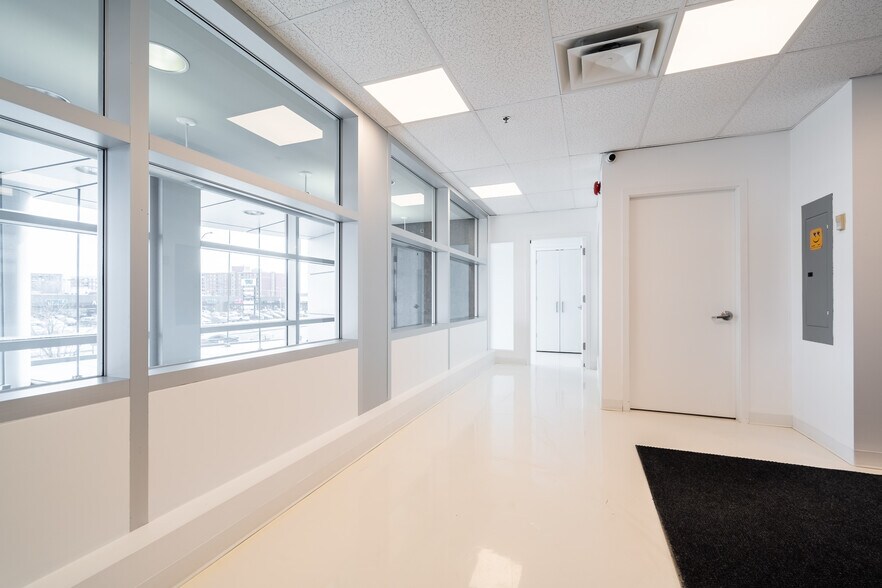 More Photos Of 3131 Boul Saint-Martin O, Laval Office For Lease