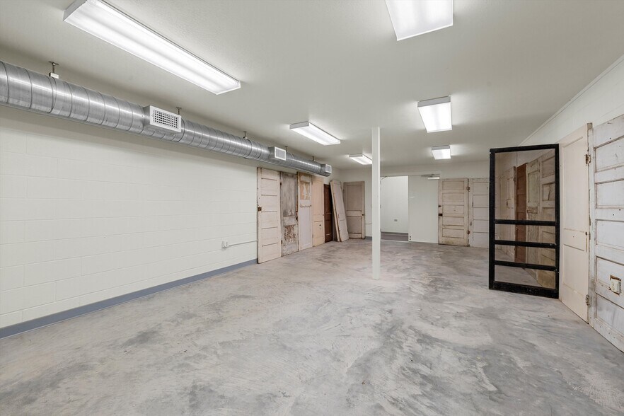 More Photos Of 107 W Main St, Cameron Storefront Retail Office For Lease