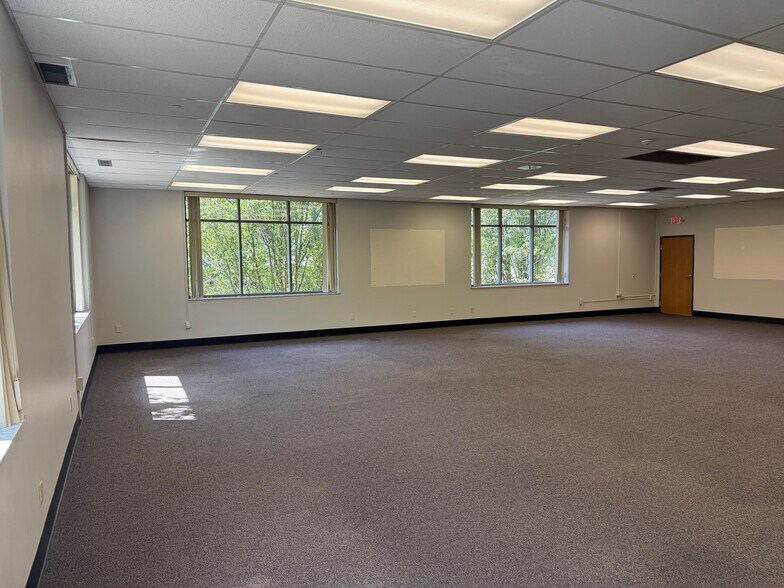 More Photos Of 800-820 Freeway Dr N, Columbus Office For Lease