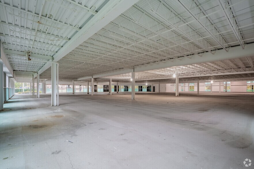 More Photos Of 173 Industry Dr, Pittsburgh Showroom For Lease