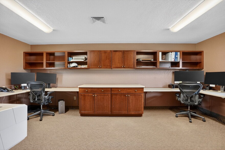 More Photos Of 1104 S Mitchell St, Cadillac Office For Sale