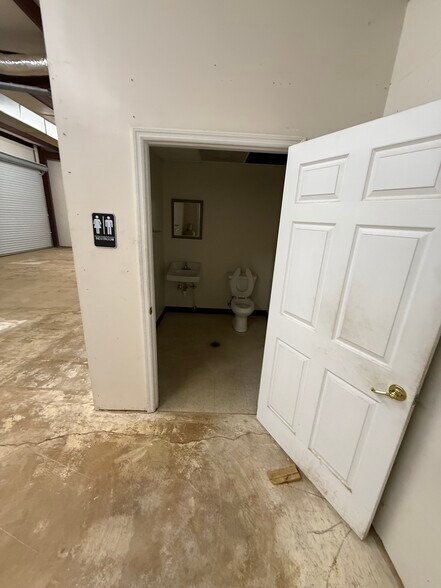 More Photos Of 1601 Spring Dr, Opelika Showroom For Lease