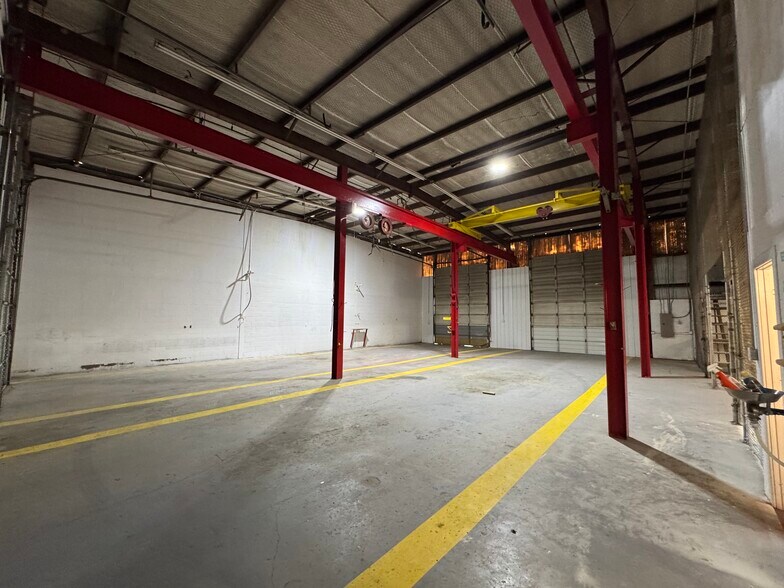 More Photos Of 9182 S US Highway 79, Palestine Service For Lease