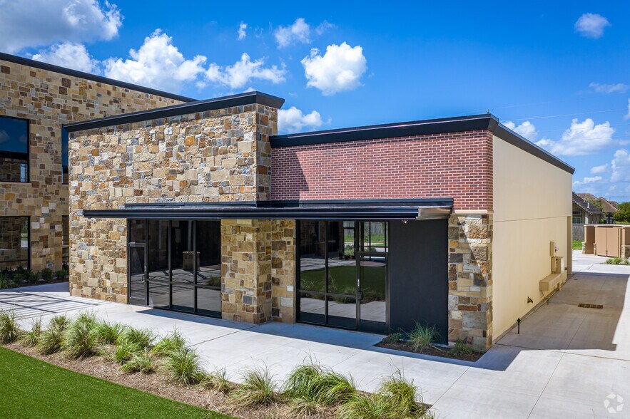 More Photos Of 18722 University Blvd, Sugar Land Unknown For Lease