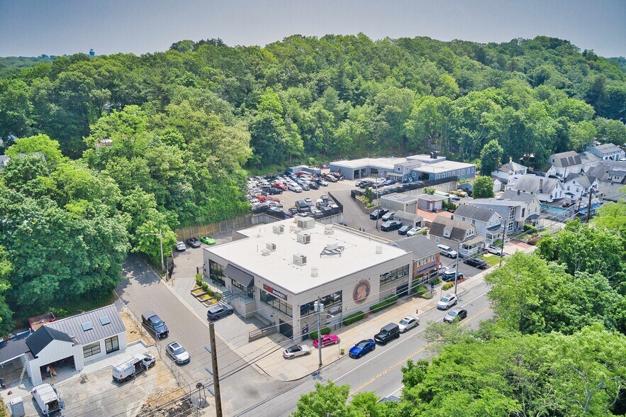 More Photos Of 85 Pine Hollow Rd, Oyster Bay Showroom For Lease