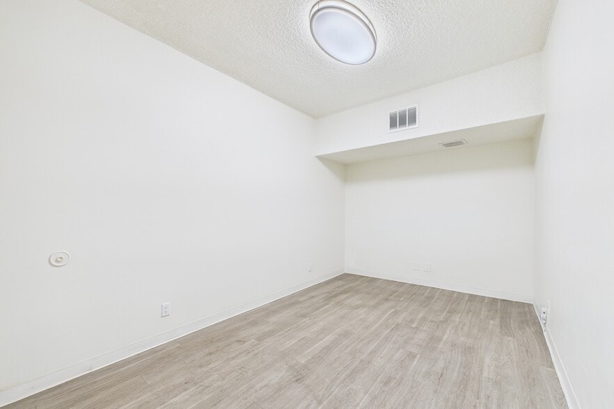 More Photos Of 13615 Victory Blvd, Van Nuys Office For Lease