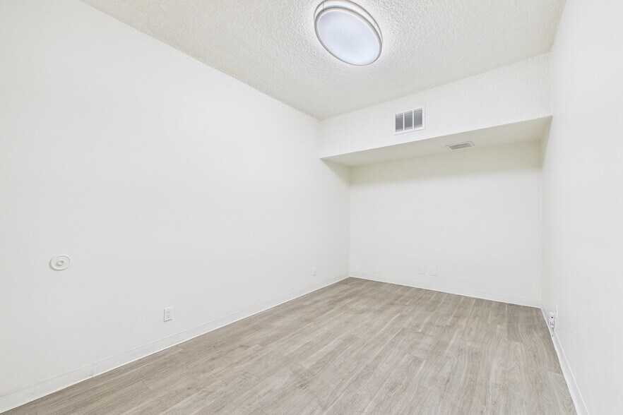 More Photos Of 13615 Victory Blvd, Van Nuys Office For Lease