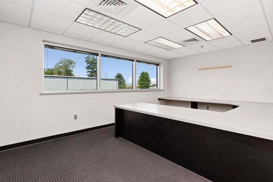 More Photos Of 1514 Commerce Ave, Carlisle Light Distribution For Lease