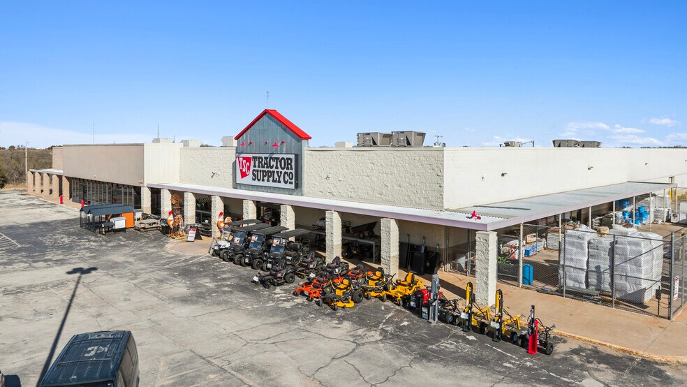More Photos Of 1608 N Swenson St, Stamford General Retail For Sale