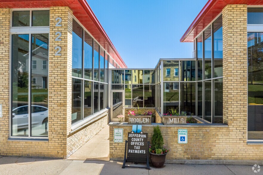 More Photos Of 218-326 Wisconsin Dr, Jefferson Office For Lease