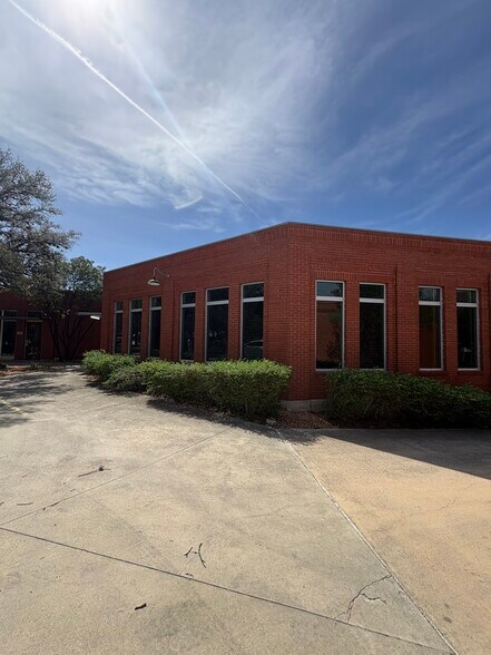 More Photos Of 2702 N Loop 1604 E, San Antonio Office For Lease
