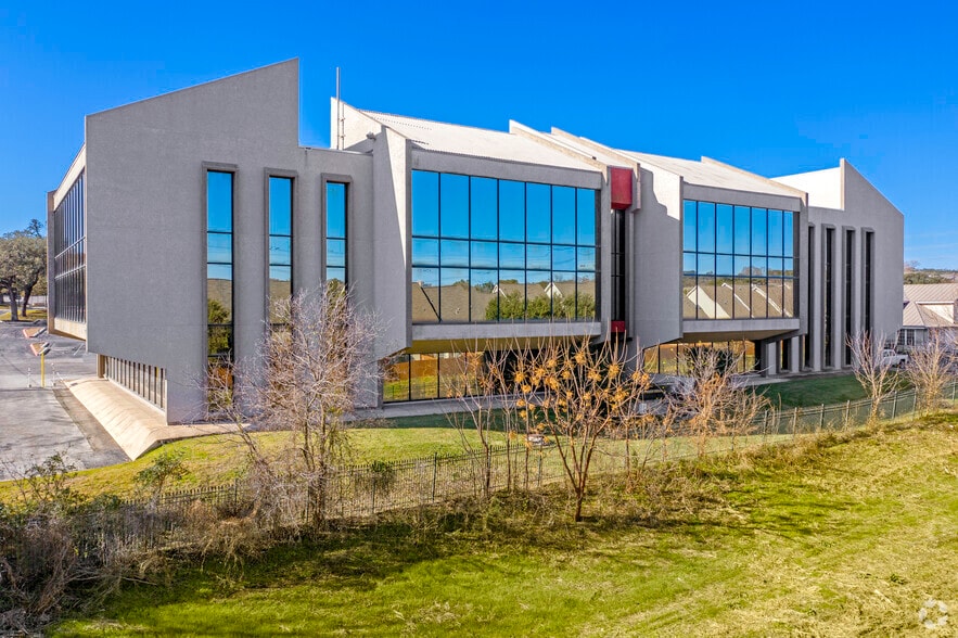 More Photos Of 4204 Gardendale St, San Antonio Office For Lease