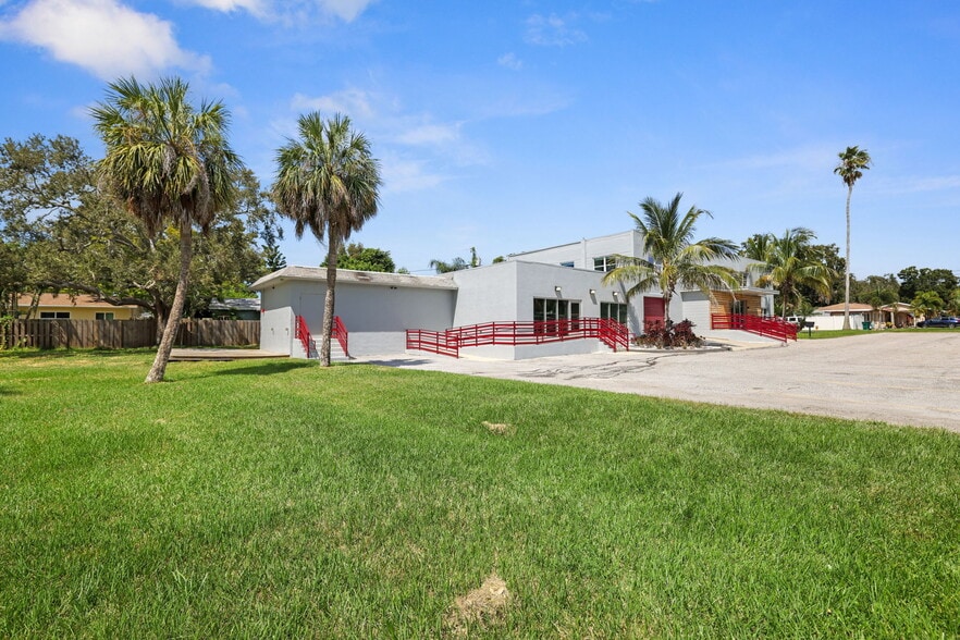 More Photos Of 10830 Navajo Dr, Saint Petersburg Showroom For Sale