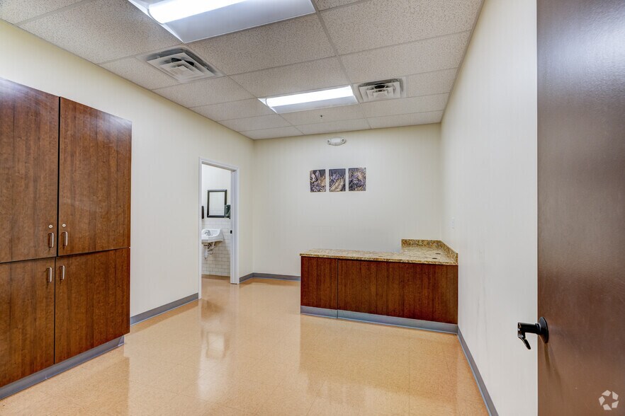 More Photos Of 12920 University Blvd, Sugar Land Unknown For Lease