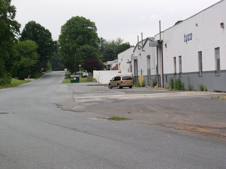 More Photos Of 100 Gibraltar Rd, Reading Distribution For Lease