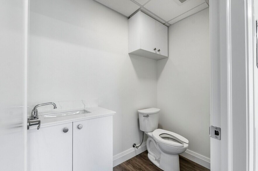 More Photos Of 587 Hanlon Creek Blvd, Guelph Showroom For Sale