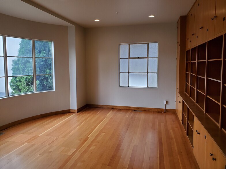 More Photos Of 515 E Yakima Ave, Yakima General Retail For Sale