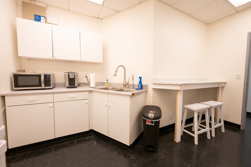 More Photos Of 601 S Rancho Dr, Las Vegas Medical For Sale
