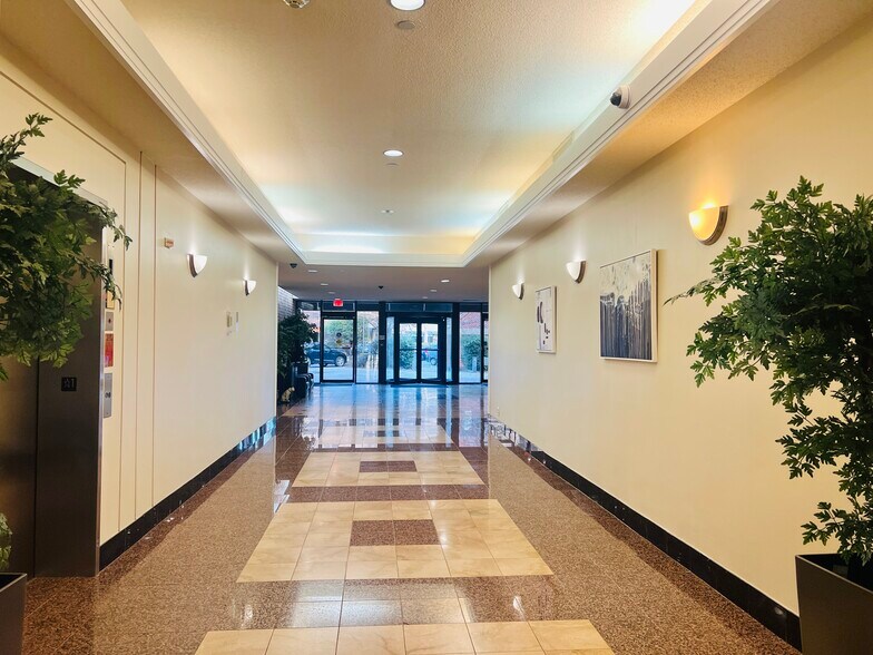 More Photos Of 1952 Gallows Rd, Vienna Office For Lease