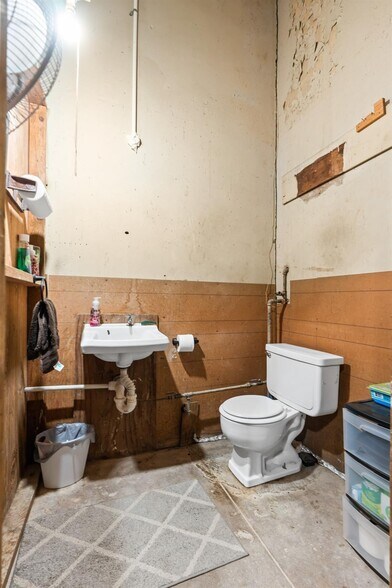 More Photos Of 102 W Elm St, Hillsboro Storefront Retail Office For Sale