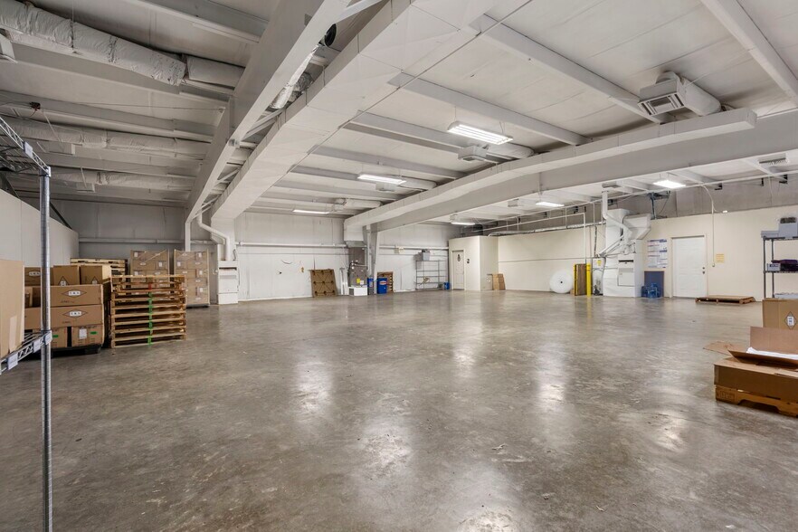 More Photos Of 1110 N Gerald St, Nixa Warehouse For Lease