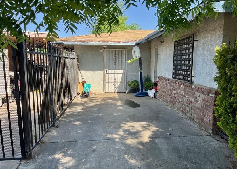 More Photos Of 409 E 12th, Madera Convenience Store For Sale