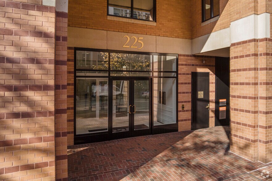 More Photos Of 225 Reinekers Ln, Alexandria Office For Lease