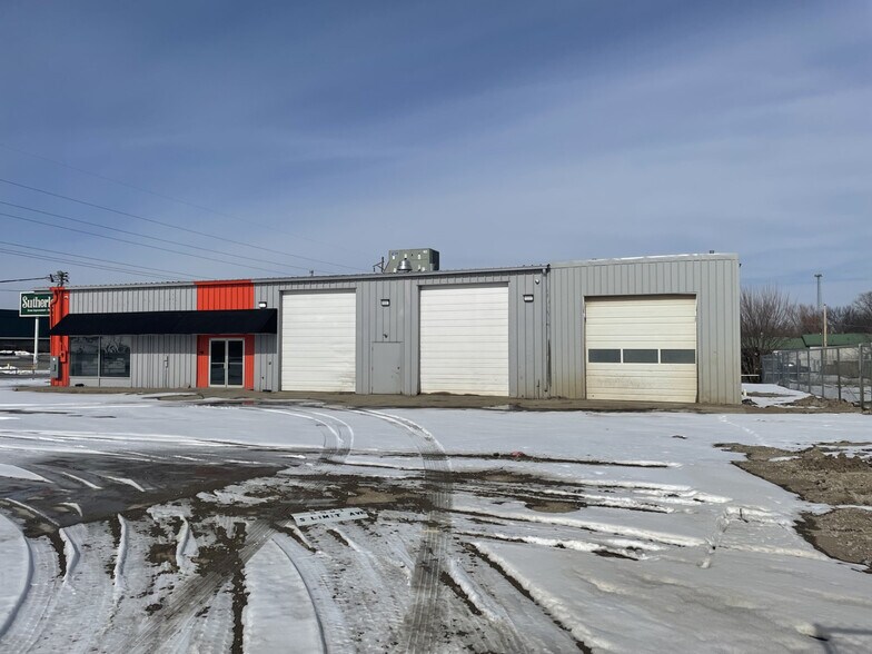 More Photos Of 3815 S Limit Ave, Sedalia Unknown For Lease