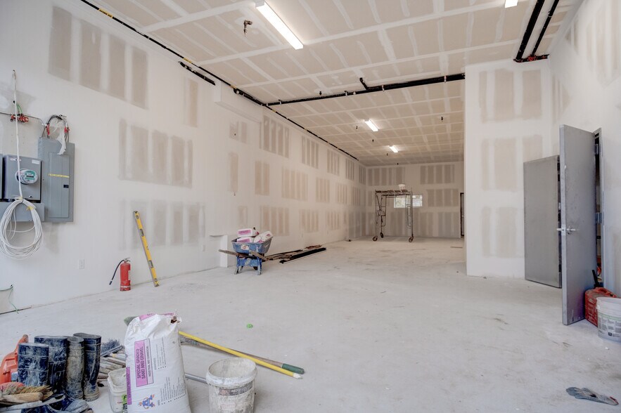 More Photos Of 7813 Metropolitan Ave, Middle Village Storefront Retail Office For Lease