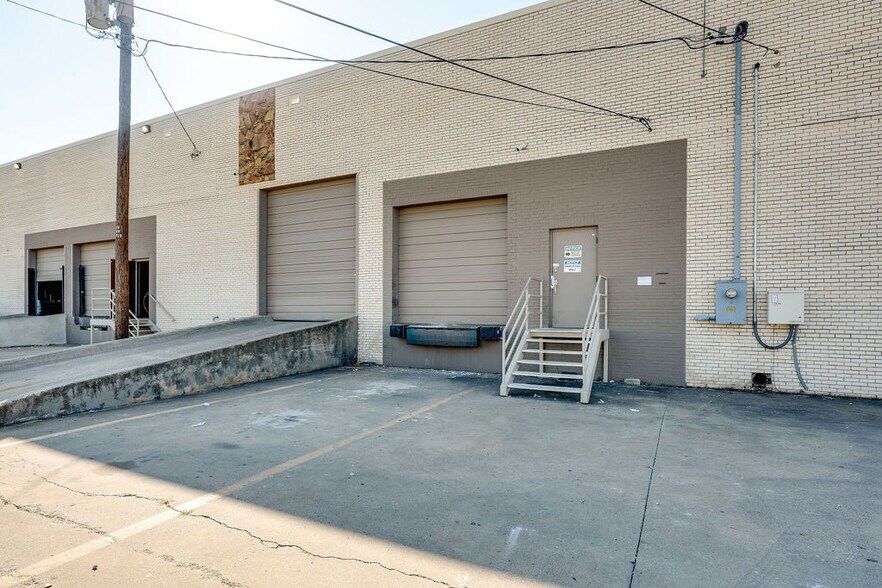 More Photos Of 2838-2910 Anode Ln, Dallas Warehouse For Lease