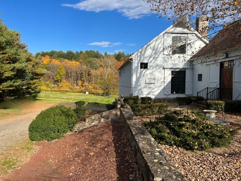 More Photos Of 557 Main St, Woodbury Specialty For Sale