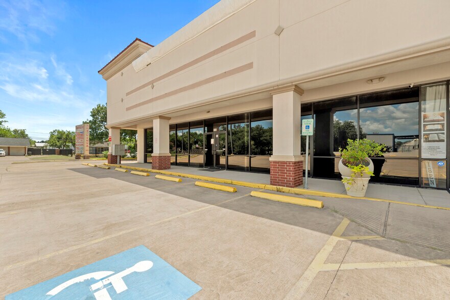 More Photos Of 301 Vista Rd, Pasadena Storefront For Lease