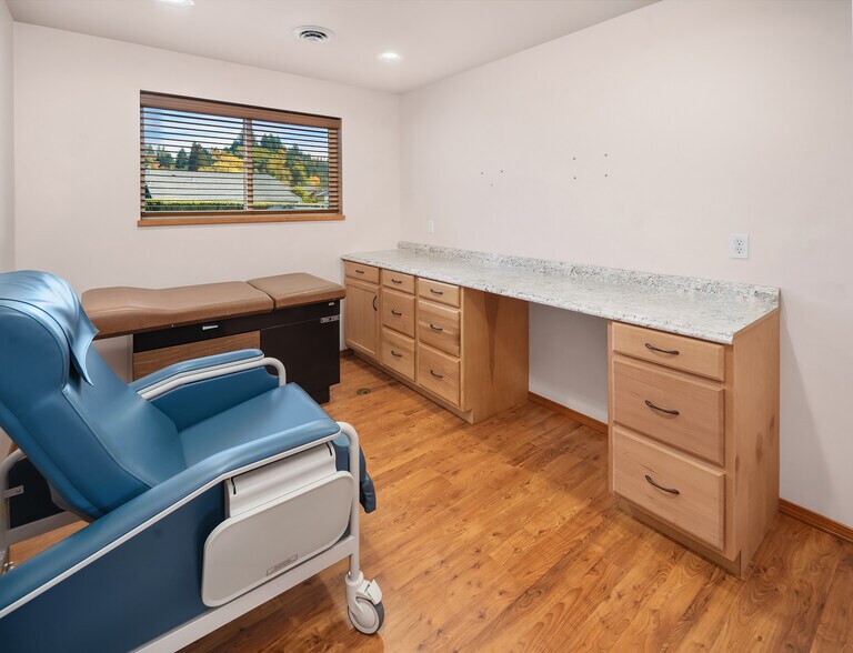 More Photos Of 424 Williams St, Mossyrock Office For Lease