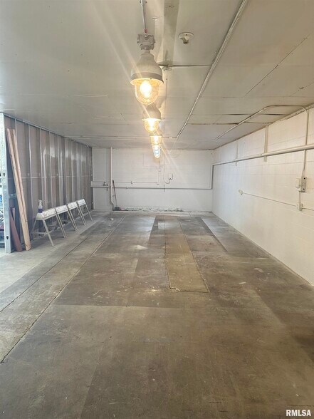 More Photos Of 817 NE Adams St, Peoria Warehouse For Sale