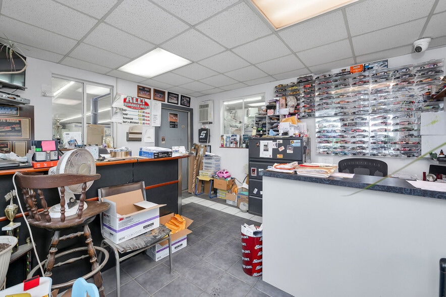 More Photos Of 186 Perry Hwy, Pittsburgh Auto Dealership For Sale
