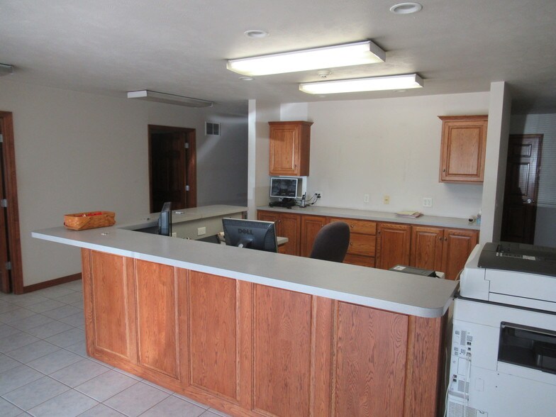 More Photos Of 3105 Great Northern, Springfield Warehouse For Sale