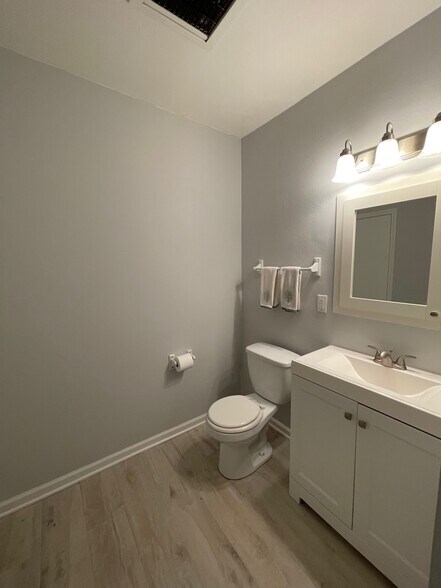 More Photos Of 215 N Waukegan Rd, Lake Bluff Convenience Store For Sale