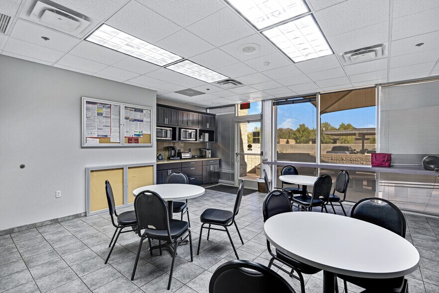 More Photos Of 7543 E Tierra Buena Ln, Scottsdale Distribution For Lease