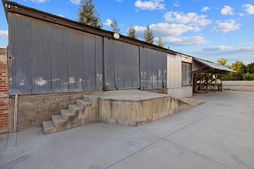 More Photos Of 1334 W Goshen Ave, Visalia Warehouse For Sale