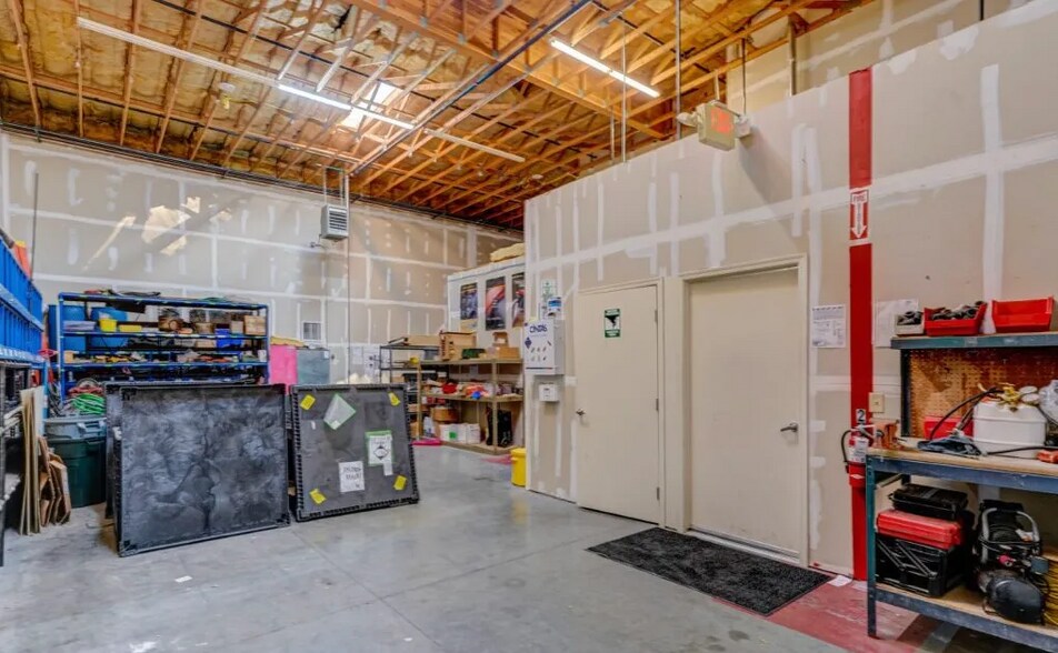 More Photos Of 6724 Corsair Ave, Prescott Warehouse For Lease