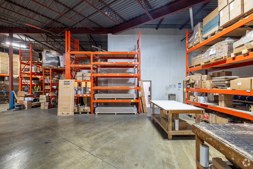 More Photos Of 4575 Boul Poirier, Montréal Warehouse For Lease