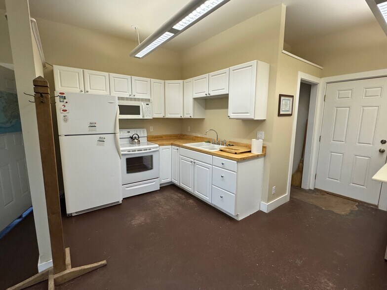 More Photos Of 2334 Mt Baker Hwy, Bellingham Office For Lease