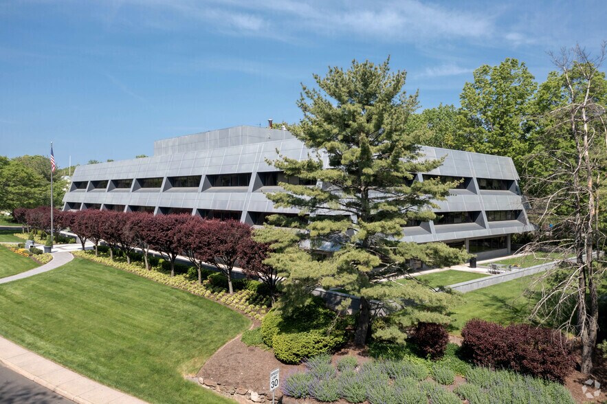 More Photos Of 1 Sound Shore Dr, Greenwich Office For Lease