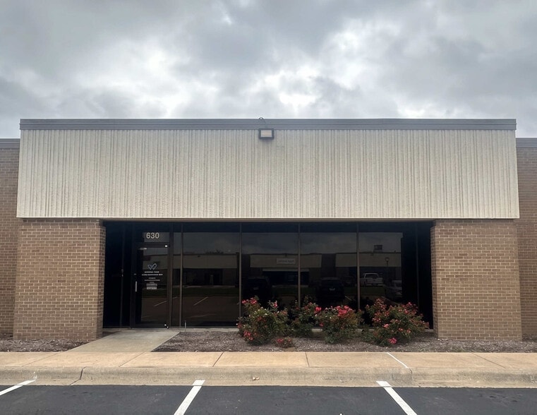 Primary Photo Of 2309 Springlake Rd, Farmers Branch Showroom For Lease