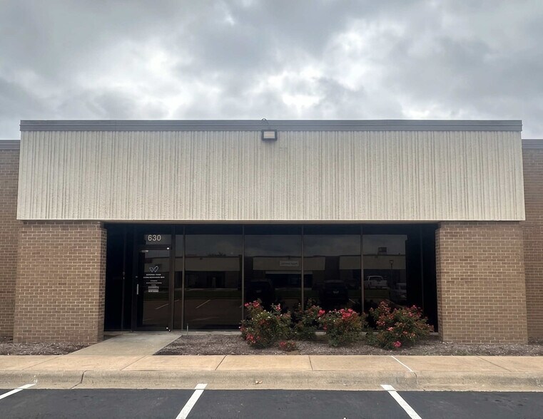 More Photos Of 2309 Springlake Rd, Farmers Branch Showroom For Lease