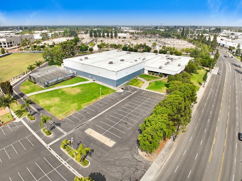More Photos Of 3232 W MacArthur Blvd, Santa Ana Light Manufacturing For Lease