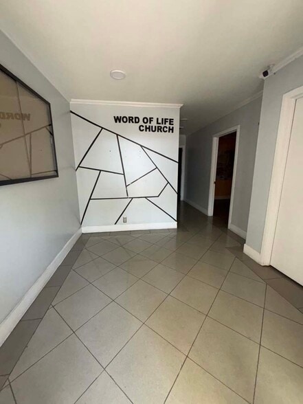 More Photos Of 747 Milford St, Glendale Warehouse For Lease