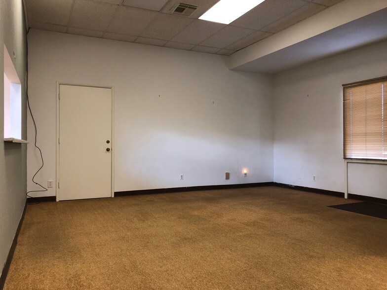 More Photos Of 913 Alene Ave, Ridgecrest Office For Sale