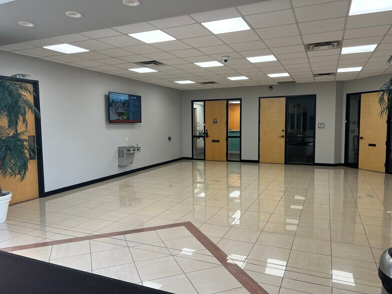 More Photos Of 6910 N Shadeland Ave, Indianapolis Serviced Offices For Lease