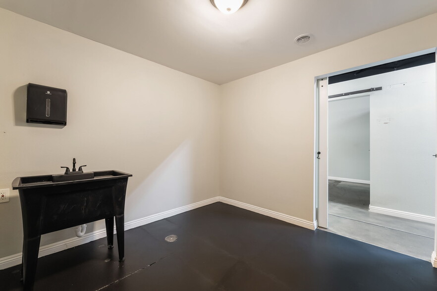 More Photos Of 8665 S Eastern Ave, Las Vegas Office For Lease